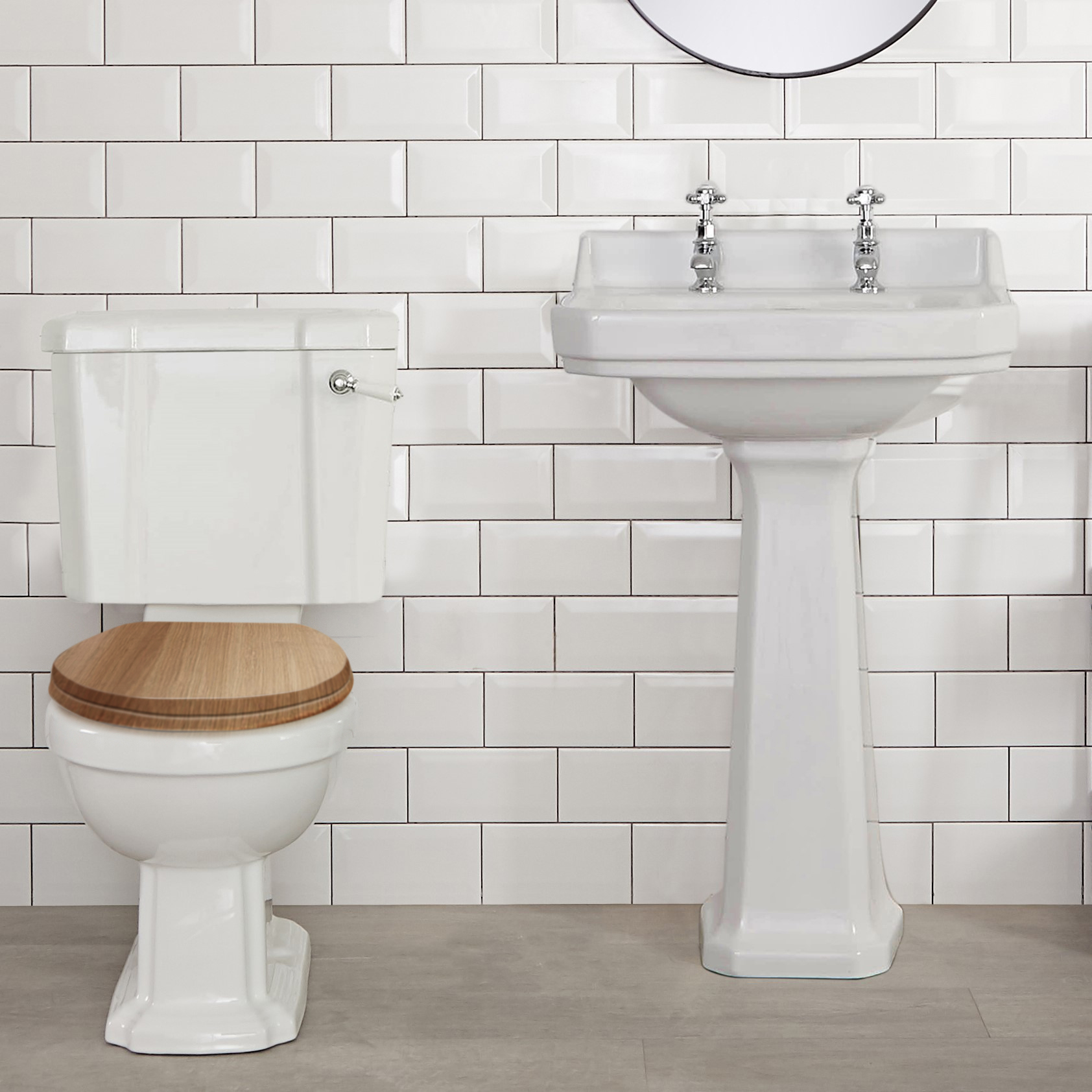 Klassiek Duoblok toilet met Waterreservoir en Warm Eiken Toiletzitting