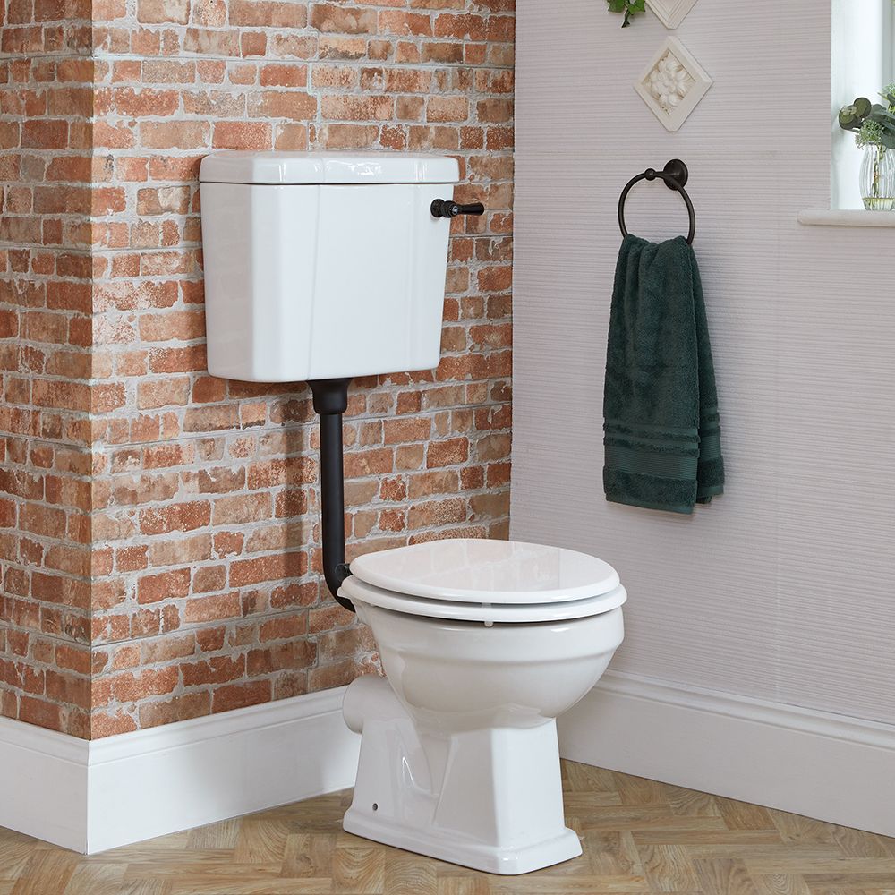 Toilet met Laaghangend Reservoir en Witte Toiletzitting - Klassiek | Keuze Afwerking Spoelkit | Richmond