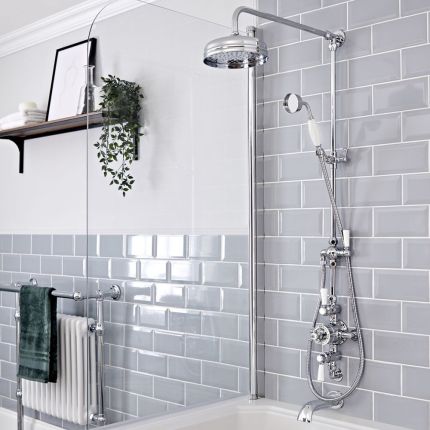 Hudson Reed Elizabeth - Douchekolom Klassiek 3-Weg Thermostatische Opbouw Douchekraan, Douchekop, Handdouche, Muurbaduitloop Chroom en Wit