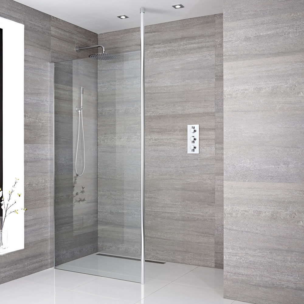 Een delig muur bevestigend inloop douche met bevestigings paal en chromen afvoer